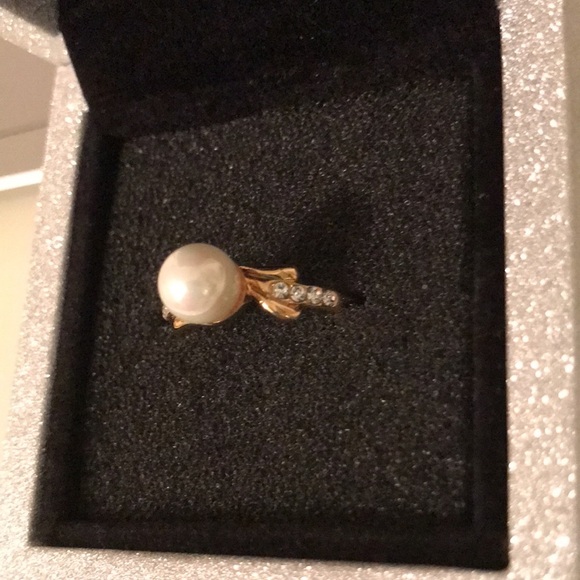 Pearl and rhinestone ring new without tags, size 7 1/2, gold tone setting - Picture 5 of 6